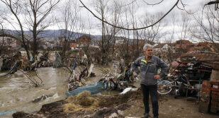 Обилни валежи предизвикаха наводнения и евакуации в Северна Македония