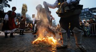 Малки и големи прескочиха огъня за здраве в столичния квартал 