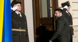 Разследват бивш съветник на Володимир Зеленски за злоупотреби