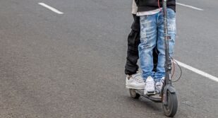 Две момчета пострадаха, докато се возиха на тротинетка