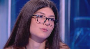 Боги, която наваксва живота: След 13 години заключено детство - днес тя помага на децата като нея