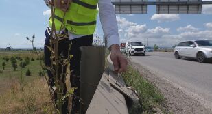 По зрителски сигнал: Мантинела на столичното околовръстно вече две години е хваната с тел