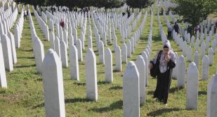 31 години от геноцида в Сребреница: Хиляди се събраха в мемориалния център поточари