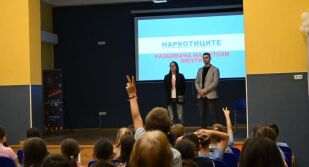 Служители на СДВР с лекция срещу употребата на наркотични вещества в столично училище
