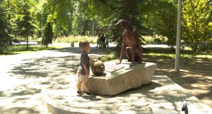 „Приятел без дом“ в Ямбол: Скулптура, която насърчава грижа за бездомните животни