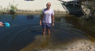 Жълта вода на популярен плаж у нас, зам.-управителят влезе да докаже, че е безопасна