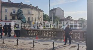 Хвърлиха мъж от Лъвов мост, загина на място (СНИМКИ)