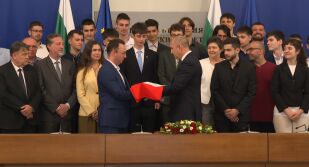 Десетки млади умове ще представят България на международните състезания по природни науки