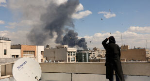 Централата на иранското национално радио и телевизия е била поразена