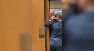 Бивш морски пехотинец е със счупена ръка заради протест в Капитолия срещу войната в Иран (ВИДЕО)