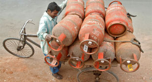 Ню Делхи обяви форс мажор заради войната в Иран. Индийската икономика - на ръба на пропастта