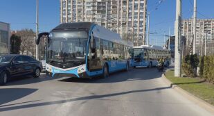 Продължават протестите за по-високи заплати: В Русе шофьори от градския транспорт блокираха движението