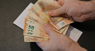 Повече пари в банката, но и по-голямо задлъжняване