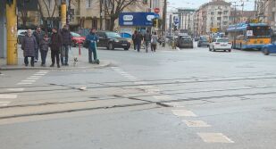 Опасност на „Петте кьошета“: Парче от релса проби кола в движение