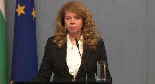 Първа реакция от Йотова по казуса с наказателната процедура срещу България заради свръхдефицит