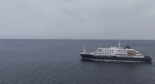 Корабът с огнище на хантавирус пътува към Тенерифе, заразените вече са осем