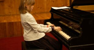 12-годишната Мери, родена с пълна глухота, изнася концерт на пиано
