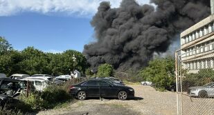 Гори складова база край Стара Загора, районът е силно задимен