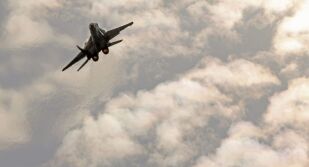 Руски изтребители са прехванали британски самолет над Черно море