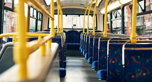 Арестуваха мъж за непристойни действия спрямо две момичета в градски автобус в Перник