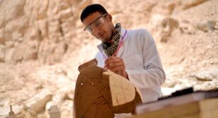 Египетски археолози откриха скривалище с цветни саркофази и редки папируси