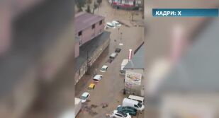 Наводнение в Истанбул: Дете загина при токов удар, стъпвайки в локва