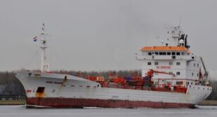 8 души са в неизвестност след пожара на кораб в Черно море край бреговете на Румъния