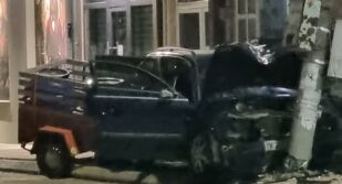 Тежка катастрофа в центъра на Добрич: Шофьор загина, след като се блъсна в две коли и стълб