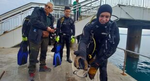 Телефони, автомобилни гуми и касов апарат извадиха водолази от морето край Моста в Бургас (СНИМКИ)