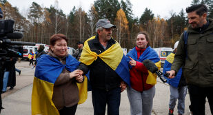 Евакуираните жители на Олешки пристигнаха в Украйна след хуманитарно примирие (СНИМКИ и ВИДЕО)