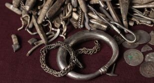 Мъж откри най-голямото викингско съкровище в градината си (СНИМКИ)
