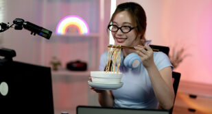 Да ядеш пред камера за пари: Как mukbang се превърна в световен бизнес