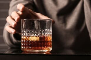 Редованата консумация на алкохол увеличава риска от ранен инсулт и деменция