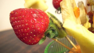 Букет с цветя от ягоди и ябълки