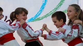 Деца представят фолклора на своите държави