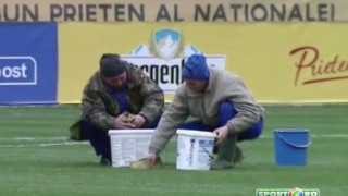 Румънците отводняват терена си с... гъби, всички им се подиграват (ВИДЕО)