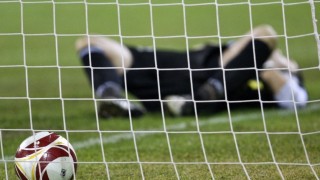 Треньор не издържа дузпите и се скри в съблекалнята, а играчите му вързаха номер 