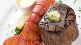 Какво съдържа перфектната surf and turf вечеря