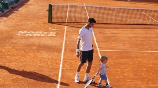 Новак Джокович с малък помощник на корта (ВИДЕО)