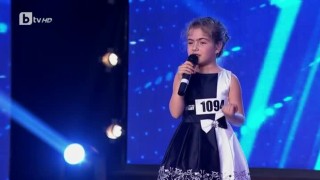 Тя пее като ангел, а талантът й е... да раздава автографи