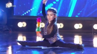 Най-чаровната фокусничка и танцьорка, която някога сте виждали