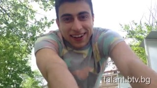 Запознайте се с нашия водещ на бекстейджа на шоуто Стенли