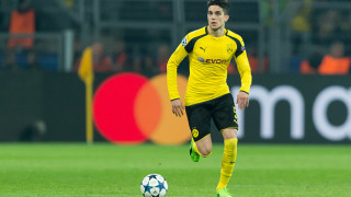 Марк Бартра с нарязана ръка от счупените стъкла на автобуса