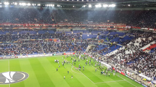 Сблъсъци между фенове забавиха началото на 