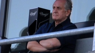 Спас Русев чете конско на играчите