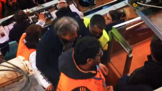 Италиански журналист размаха 50 евро на 