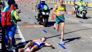 Скандал на маратон в Австралия - атлет припадна, никой не му помогна... (ВИДЕО)