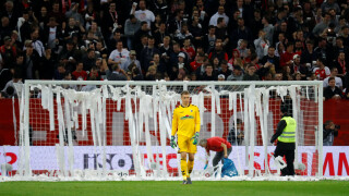 В един мач: Дузпа за футболистите в съблекалнята и протест с тоалетна хартия (ВИДЕО)