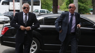 Вътрешният министър с превръзка на окото в съпричастност с ранената полицайка (ВИДЕО)