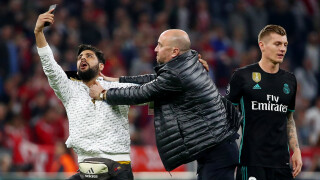 Фенове нахлуха на терена на 